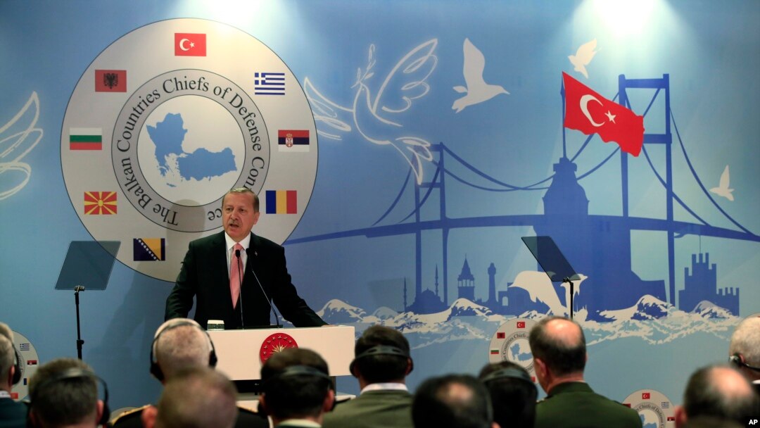 Presiden Turki Recep Tayyip Erdogan berpidato di hadapan para panglima militer negara-negara Balkan, di Istanbul (11/5). 