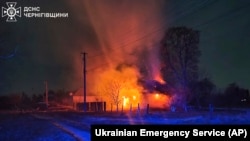 Se ven edificios en llamas en el lugar después de un ataque con aviones no tripulados rusos en la región de Chernihiv, Ucrania, el 13 de diciembre de 2024.