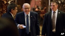 Ông Rudy Giuliani (đứng giữa) khi đang rời Tòa tháp Trump ở New York vào ngày thứ Sáu, ngày 11 tháng 11. Ông là cựu Thị trưởng thành phố New York, và đang được cân nhắc vào vị trí Ngoại trưởng. 