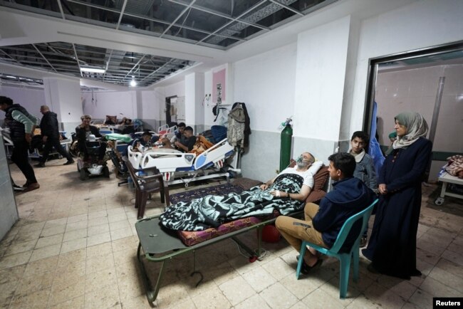 Korban luka dan pengungsi memenuhi Rumah Sakit Shuhada Al-Aqsa, di Jalur Gaza tengah. (Foto: Reuters)