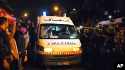 Une ambulance est sur le lieu d'une explosion à Tunis, Tunisie, 24 novembre 2015