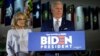 Calon presiden dari Partai Demokrat, mantan wakil presiden Joe Biden, didampingi oleh istrinya Jill, berbicara kepada para wartawan di National Constitution Center di Philadelphia, 10 Maret 2020. (Photo:AP/Matt Rourke)