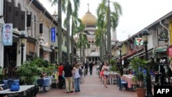 Deretan restoran yang menyajikan makanan halal di dekat jalan Arab di Singapura, 15 Januari 2013. (Roslan RAHMAN / AFP)