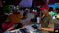 ရန်ကုန်မြို့က လမ်းဘေးဆက်သွယ်ရေး တယ်လီဖုန်းဆိုင် ( ဇွန် ၂၄၊ ၂၀၁၃)