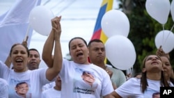 Cilenis Marulanda, en el centro, madre del futbolista del Liverpool Luis Díaz, participa en una marcha para pedir la liberación de su esposo en Barrancas, departamento de La Guajira, Colombia, el 31 de octubre de 2023.