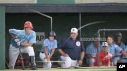 El gerente general del equipo, Mike Carlile confirmó que el niño usaba casco como es obligatorio. 