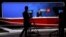 Seorang kameramen merekam pembawa berita dalam menjalankan tugasnya di studio Tolo News di Kabul, Afghanistan, pada 18 Oktober 2015. 