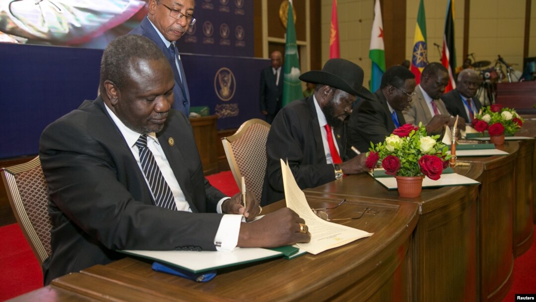 Uwurwanya reta, Riek Machar, ibubamfu, na perezida Salva Kiir basinya amasezerano yo guhagarika intambara no kugabangana ubutegetsi i Khartoum, muri Sudani, Itariki 05/08/2018.
