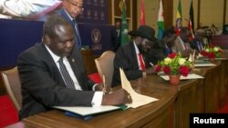 Uwurwanya reta, Riek Machar, ibubamfu, na perezida Salva Kiir basinya amasezerano yo guhagarika intambara no kugabangana ubutegetsi i Khartoum, muri Sudani, Itariki 05/08/2018.