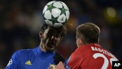 Holger Badstuber du Bayern de Munich, à droite, en duel avec Aleksandr Erokhin de Rostov lors du match de football de la Ligue des Champions Groupe D entre Rostov et le Bayern à Rostov-sur-le-Don, Russie, 23 novembre 2016. 