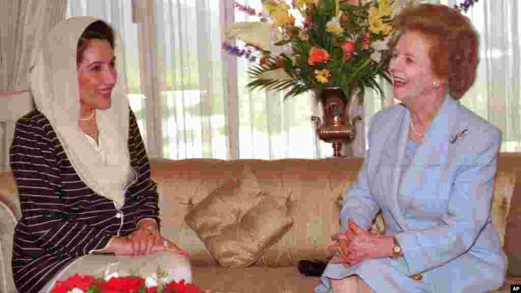 A ent&atilde;o primeira-ministra paquistanesa Benazir Bhutto reune-se com a antiga primeira-ministra Margaret Thatcher&nbsp; em Islamabad, Paquist&atilde;o&nbsp; (24 Mar&ccedil;o,1996)