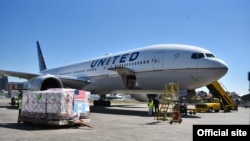 Un avión llega a Ciudad de Guatemala, caoital de Guatemala con un cargamento de 2 millones de dosis de la vacuna Moderna contra el COVID-19 el 24 de noviembre de 2021. [Foto: Cortesía del Gobierno Guatemala].