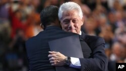 El expresidente Bill Clinton abraza al presidente Barack Obama luego del discurso de nominación ante la Convención Nacional Demócrata, el miércoles 5 de septiembre de 2012.