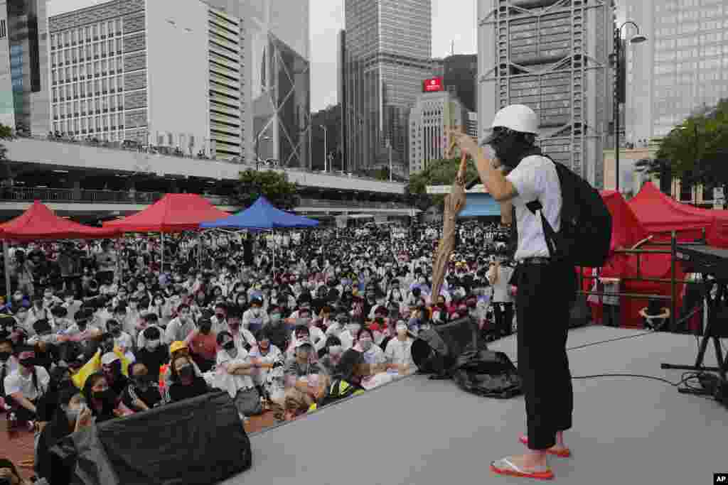 一位香港抗議者在一次集會上講述自己的經歷。 (2019年9月2日)