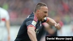 Munich Franck Ribéry célèbre son premier but lors du match de Bundesliga allemande de football entre le VfB Stuttgart et le Bayern Munich dans la Mercedes Benz Arena à Stuttgart, Allemagne 09 Avril 2016. epa / DANIEL MAURER