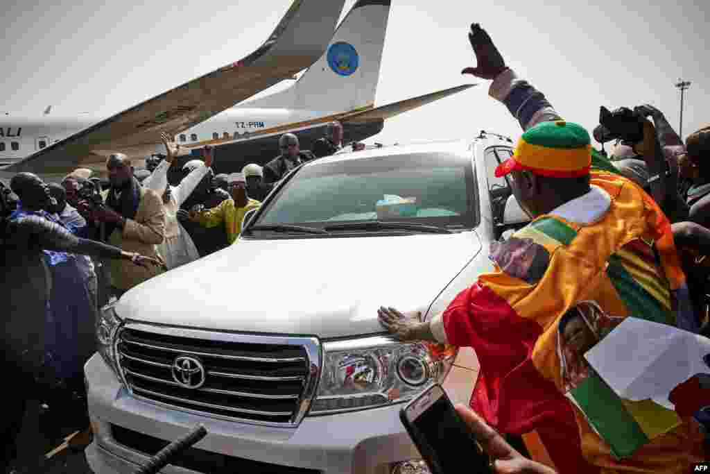 La foule salue l&#39;ancien président Amadou Toumani Touré venant de débarquer d&#39;un avion à Bamako, le 24 décembre 2017.