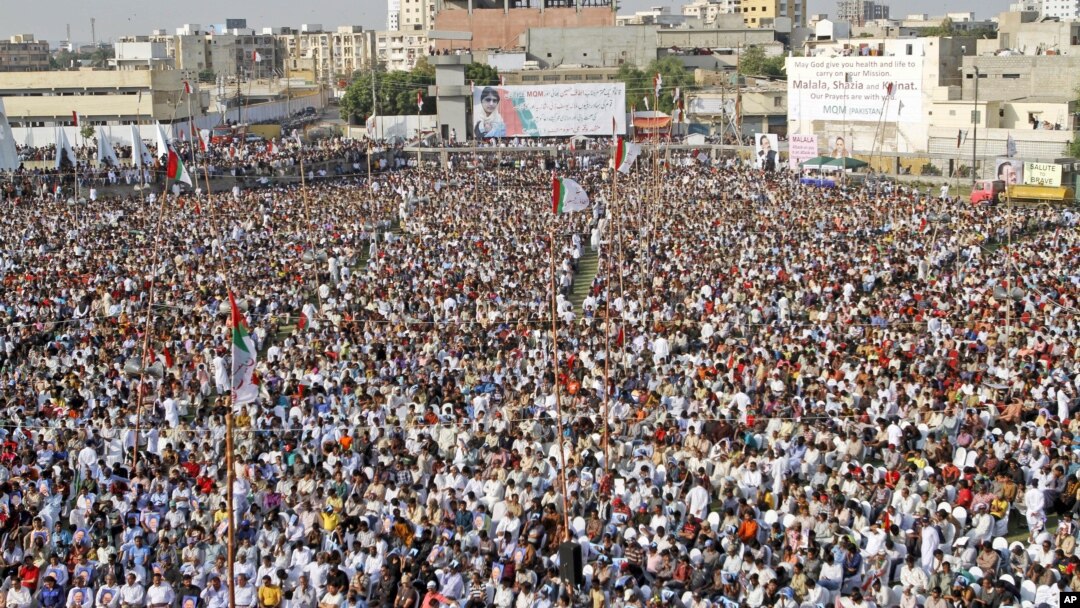 Pendukung partai MQM atau Muttahida Qaumi Movement menghadiri rapat umum di Karachi mengecam serangan Taliban terhadap remaja Malala Yousufzai (14/10). Masih sedikit politisi Pakistan yang berani mengecam Taliban.