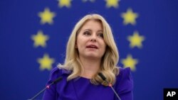 ARCHIVO-La presidenta eslovaca Zuzana Caputova en el Parlamento Europeo en Estrasburgo el 19 de octubre de 2022. 