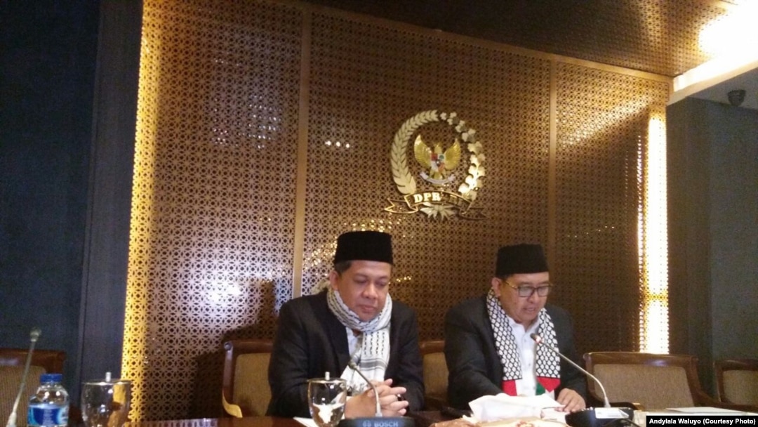 Wakil ketua DPR Fadli Zon membaca hasil rapat pimpinan DPR soal penunjukan dirinya sebagai pelaksana tugas Ketua DPR, Senayan, Jakarta, 11 Desember 2017. (Foto: Andy Lala Waluyo)