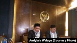 Wakil ketua DPR Fadli Zon membaca hasil rapat pimpinan DPR soal penunjukan dirinya sebagai pelaksana tugas Ketua DPR, Senayan, Jakarta, 11 Desember 2017. (Foto: Andy Lala Waluyo)