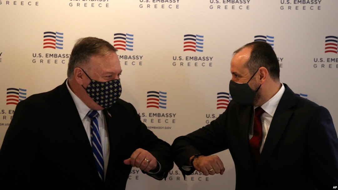 Menteri Luar Negeri AS Mike Pompeo (kiri) dan Menteri Luar Negeri Yunani Nikos Dendias di Thessaloniki, Senin (28/9).