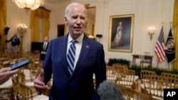 El presidente Joe Biden habla con los periodistas después de firmar la Ley de Equidad de la Seguridad Social en el Salón Este de la Casa Blanca, el domingo 5 de enero de 2025, en Washington. AP