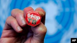 Pini inayosomeka "Stop TB" imeoneshwa baada ya ripoti ya WHO juu ya TB huko Geneva.
