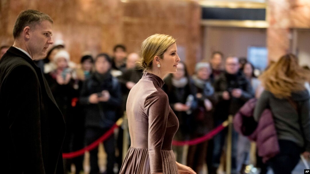 Ivanka Trump, putri Presiden AS terpilih Donald Trump, meninggalkan Trump Tower, di New York (6/1). (AP/Andrew Harnik)