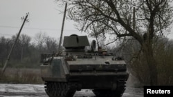 Tentara Ukraina mengendarai tank baja M113 di sebuah jalan menuju garis depan di Kota Bakhmut, di wilayah Donetsk, Ukraina, 21 April 2023. (Foto: Sofiia Gatilova/Reuters)