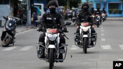 菲律宾为防范香港病毒疫情蔓延采取更为严格的社区隔离期间警察骑着摩托车在马尼拉街头巡逻。（2020年4月24日）