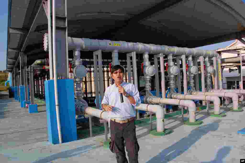 千附水资源公司官员在海水淡化厂设备前讲解