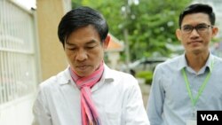 Former Radio Free Asia reporters Yeang Sothearin, right, and Uon Chhin, left, arrive at the Phnom Penh Municipal Court Friday, August 30, 2019 only to learn that the court delays their verdict. (Tum Malis/VOA Khmer)