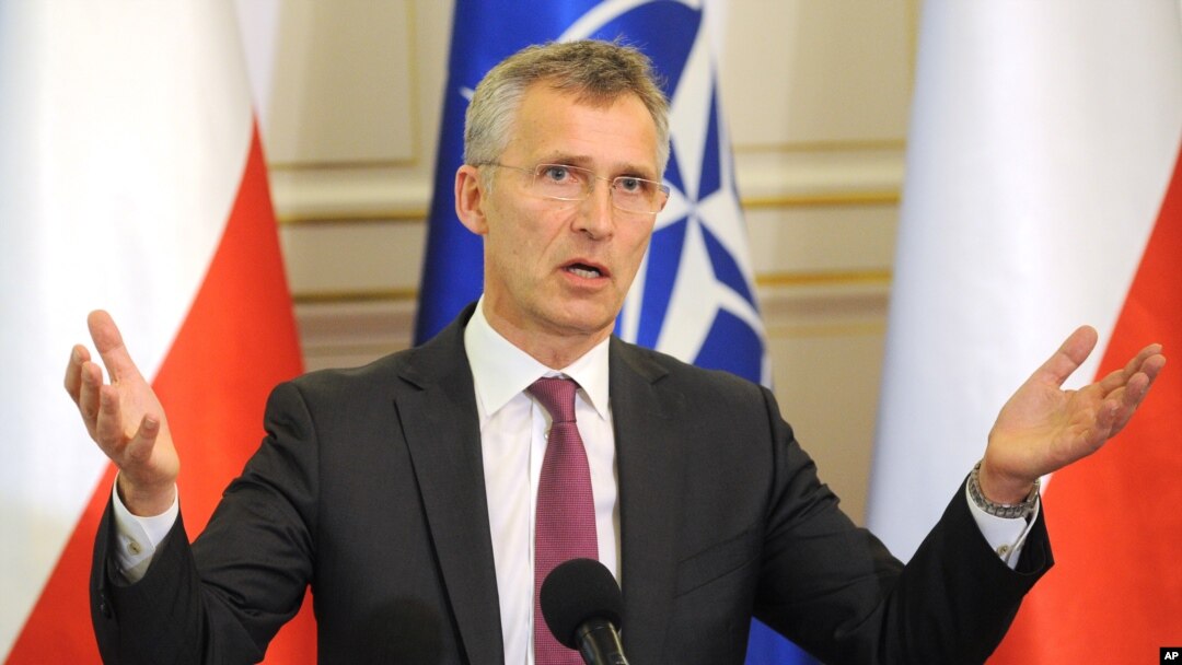 Sekretaris Jenderal NATO Jens Stoltenberg dalam konferensi pers dengan Presiden Polandia Andrzej Duda di Warsawa (30/5). (AP/Alik Keplicz)