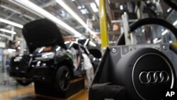 28 países podría verse obligadoS a imponer más "medidas de rebalanceo" si Trump eleva las tensiones comerciales con aranceles a autos.