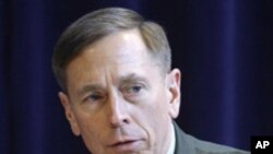 即将上任的美中情局局长彼得雷乌斯(资料照片)