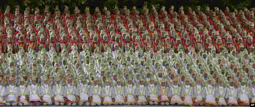 Para penari &quot;Saman&quot; dalam upacara pembukaan Asian Games ke-18 di Stadion Gelora Bung Karno (GBK), Senayan, Jakata, 18 Agustus 2018. (AP Photo/Firdia Lisnawati)