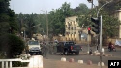 Des soldats rassemblés dans une rue de Bamako (21 mars 2012)