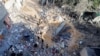  Los palestinos inspeccionan el lugar de un ataque israelí contra una casa en Ráfah, en el sur de la Franja de Gaza, el 8 de mayo de 2024. 