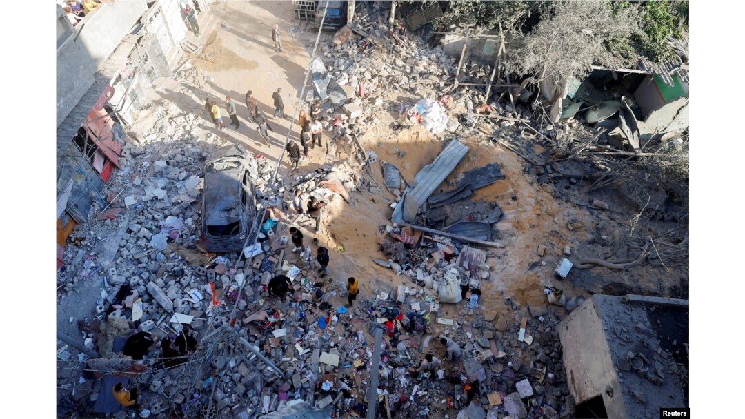 Palestinci istražuju mesto izraelskog udara u kuću u Rafi, na jugu Pojasa Gaze, 8. maja 2024.