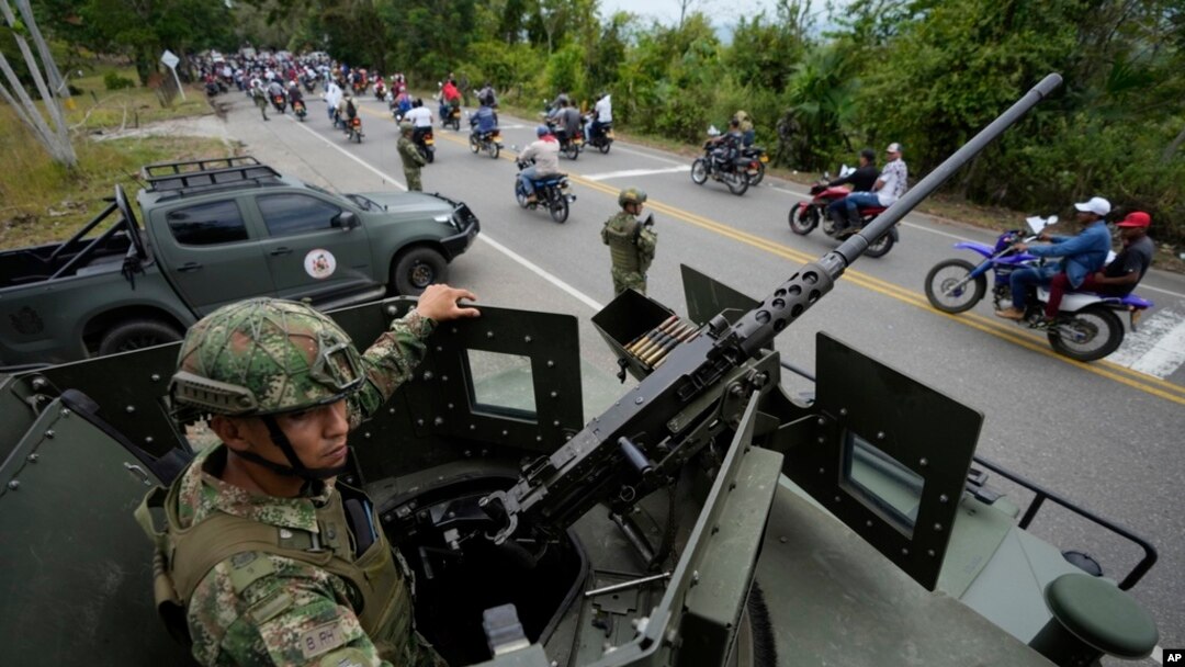 ARCHIVO - Soldados vigilan una carretera en Tarazá, Colombia, el miércoles 15 de marzo de 2023. 
