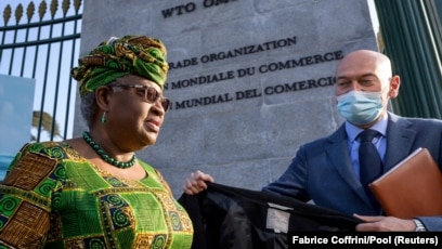 La directrice générale de l'Organisation Mondiale du Commerce, Ngozi Okonjo-Iweala, à son arrivée au siège de l'OMC à Genève, en Suisse, le 1er mars 2021.