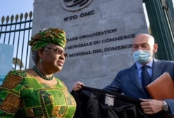 Direktur Jenderal Baru Organisasi Perdagangan Dunia Ngozi Okonjo-Iweala berjalan di pintu masuk WTO di Jenewa, Swiss, 1 Maret 2021. (Foto: Fabrice Coffrini/Reuters)