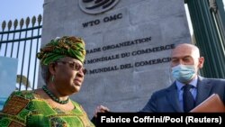 La nouvelle directrice générale de l'Organisation mondiale du commerce, Ngozi Okonjo-Iweala, marche à l'entrée de l'OMC après une séance photo à son arrivée au siège de l'OMC pour prendre un bureau à Genève, en Suisse, le 1er mars 2021.