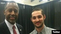 Fotografía del doctor Ben Carson y Braden Joplin, el voluntario de campaña del candidato presidencial republicano que murió en un accidente de tránsito en Iowa, el martes 19 de enero de 2016. Fotografía colocada por el candidato en su cuenta de Twitter.