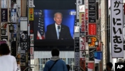 រូបលោក ចូ បៃដិន (Joe Biden) ដែល​ត្រូវ​​ព្យាការណ៍​ថា​ជាប់ឆ្នោត​ជា​ប្រធានាធិបតី​​ថ្មី​របស់​សហរដ្ឋ​អាមេរិក នៅលើអេក្រង់ទូរទស្សន៍ដ៏ធំមួយ នៅតំបន់ពាណិជ្ជកម្ម Shinjuku ក្នុងទីក្រុងតូក្យូ ប្រទេសជប៉ុន កាលពីថ្ងៃទី៨ ខែវិច្ឆិកា ឆ្នាំ២០២០។