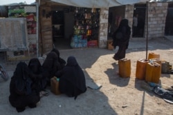 Many women in the al-Hol camp are hostile to foreign journalists and security guards, while others fear the extremists’ wrath, Oct. 16, 2019. (Y. Boechat/VOA)