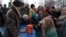 Люди стоять у черзі за їжею, яку роздають проросійські бойовики у селі Чорнухине поблизу Дебальцевого, Донецька обл. 12 березня 2015 р.