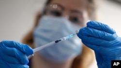 Una enfermera prepara una inyección de la vacuna Pfizer-BioNTech contra COVID-19, el martes 8 de diciembre de 2020.