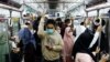 Penumpang yang memakai masker pelindung berdiri di dalam kereta komuter pada jam sibuk sore hari saat varian omicron terus menyebar, di tengah pandemi COVID-19, di Jakarta, 3 Januari 2022. (Foto: REUTERS/Willy Kurniawan)