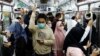 Penumpang yang memakai masker pelindung berdiri di dalam kereta komuter pada jam sibuk sore hari saat varian omicron terus menyebar, di tengah pandemi COVID-19, di Jakarta, 3 Januari 2022. (Foto: REUTERS/Willy Kurniawan)